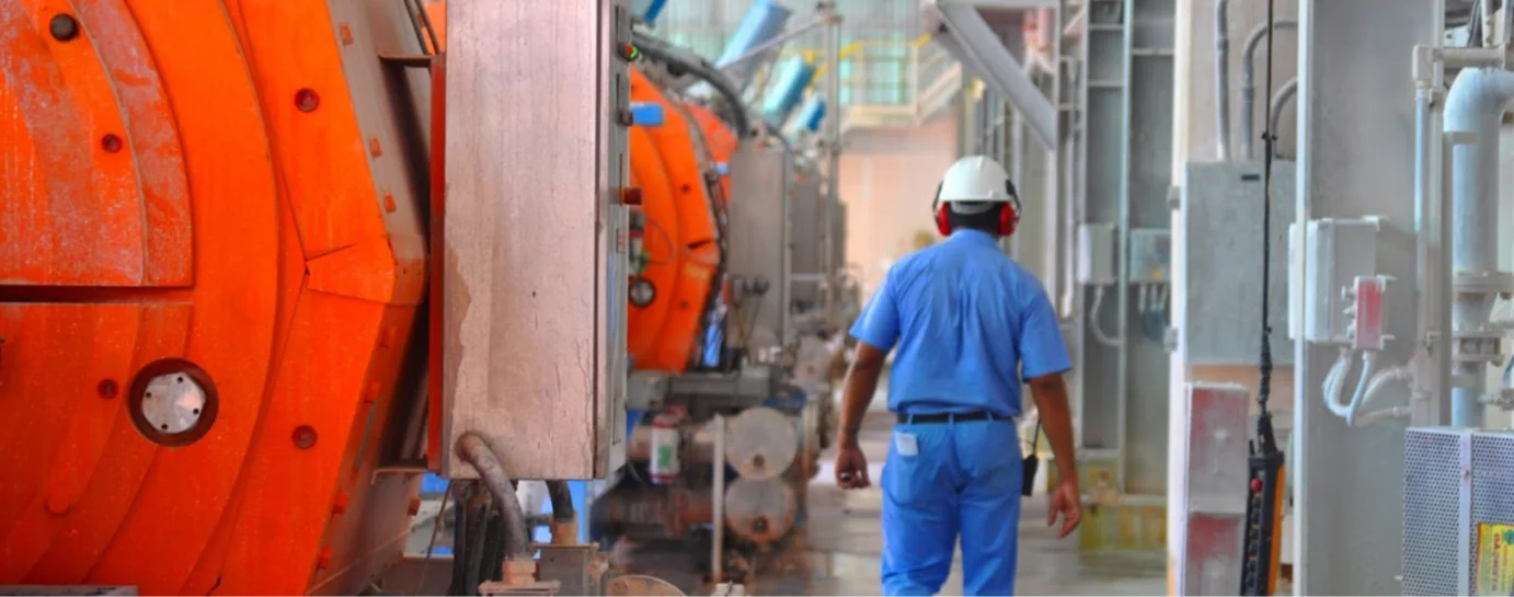 homem trabalando em uma fábrica